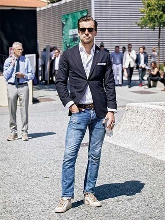 Un blazer à porter avec des baskets basses blanches: Opte pour un blazer avec un jean bleu pour créer un look chic et décontracté. Pour les chaussures, fais un choix décontracté avec une paire de baskets basses blanches.