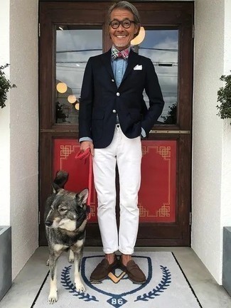 Comment porter un blazer bleu marine après 50 ans: Opte pour un blazer bleu marine avec un jean blanc pour achever un look habillé mais pas trop. Jouez la carte classique pour les chaussures et termine ce look avec une paire de slippers en cuir marron foncé.