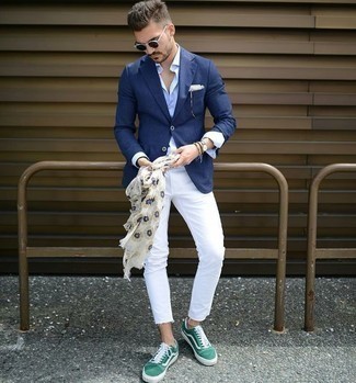 Tenue: Blazer bleu, Chemise de ville bleu clair, Jean blanc, Baskets basses en toile vertes