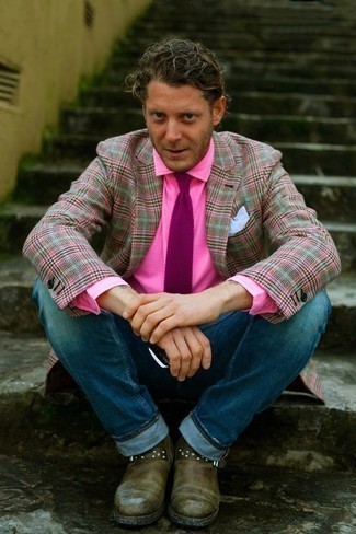 Comment porter une cravate en tricot pourpre: Associe un blazer écossais multicolore avec une cravate en tricot pourpre pour dégager classe et sophistication. Une paire de bottines chelsea en cuir marron est une option génial pour complèter cette tenue.
