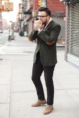 Comment porter un blazer en laine vert foncé: Associe un blazer en laine vert foncé avec un jean noir pour un look idéal au travail. Rehausse cet ensemble avec une paire de chaussures brogues en daim marron clair.
