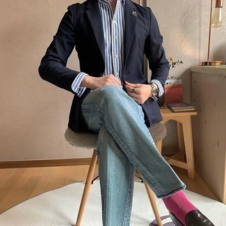 Comment porter des chaussettes roses: Essaie d'associer un blazer bleu marine avec des chaussettes roses pour une tenue idéale le week-end. Ajoute une paire de slippers en cuir marron foncé à ton look pour une amélioration instantanée de ton style.