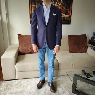 Un jean à porter avec des bottines chukka marron au printemps: Associe un blazer bleu marine avec un jean pour un look idéal au travail. Complète ce look avec une paire de bottines chukka marron. Vraiment une tenue bien printanière.