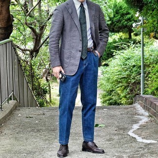 Comment porter un blazer gris pour un style chic decontractés: Pense à marier un blazer gris avec un jean bleu pour créer un look chic et décontracté. Jouez la carte classique pour les chaussures et fais d'une paire de chaussures derby en cuir marron foncé ton choix de souliers.