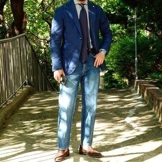 Comment porter une cravate bleu marine pour un style chic decontractés en été: Essaie de marier un blazer bleu marine avec une cravate bleu marine pour dégager classe et sophistication. Tu veux y aller doucement avec les chaussures? Choisis une paire de slippers en daim marron pour la journée. Nous sommes fans de cette tenue qui est sublime pour pour les journées estivales.