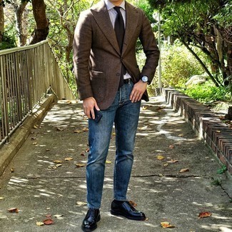 Comment porter un blazer en laine marron avec un jean bleu: Pense à associer un blazer en laine marron avec un jean bleu pour créer un look chic et décontracté. Ajoute une paire de chaussures derby en cuir noires à ton look pour une amélioration instantanée de ton style.