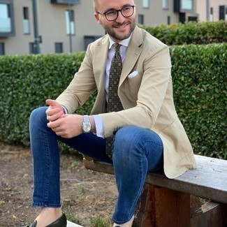 Comment porter des slippers en cuir olive: Essaie de marier un blazer beige avec un jean bleu pour un look idéal au travail. Jouez la carte classique pour les chaussures et termine ce look avec une paire de slippers en cuir olive.