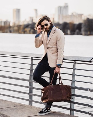 Comment porter un grand sac en cuir marron: Pour une tenue aussi confortable que ton canapé, associe un blazer beige avec un grand sac en cuir marron. Une paire de baskets basses en toile noires et blanches est une façon simple d'améliorer ton look.