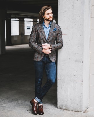 Comment porter une pochette de costume imprimée bleue: Pense à porter un blazer écossais gris foncé et une pochette de costume imprimée bleue pour un look confortable et décontracté. Une paire de chaussures derby en cuir marron apportera une esthétique classique à l'ensemble.