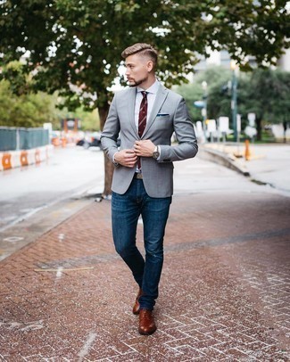 Comment porter une cravate à rayures horizontales bordeaux: Harmonise un blazer gris avec une cravate à rayures horizontales bordeaux pour dégager classe et sophistication. Termine ce look avec une paire de chaussures derby en cuir marron.