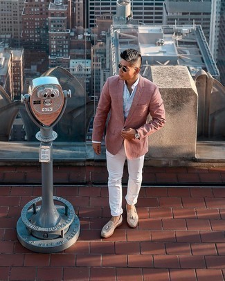 Comment porter des mocassins à pampilles en daim beiges: Essaie d'associer un blazer rose avec un jean blanc pour créer un look chic et décontracté. Une paire de mocassins à pampilles en daim beiges rendra élégant même le plus décontracté des looks.