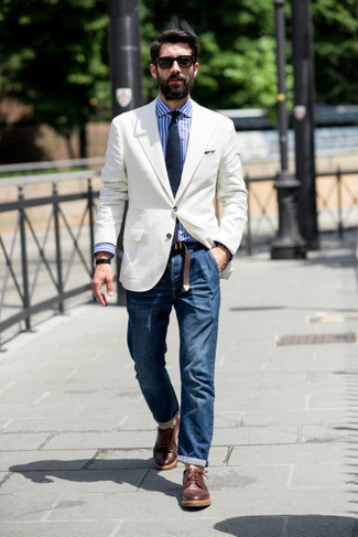 Comment porter un blazer blanc: Pense à associer un blazer blanc avec un jean bleu marine pour un look idéal au travail. Jouez la carte classique pour les chaussures et assortis cette tenue avec une paire de chaussures derby en cuir marron.