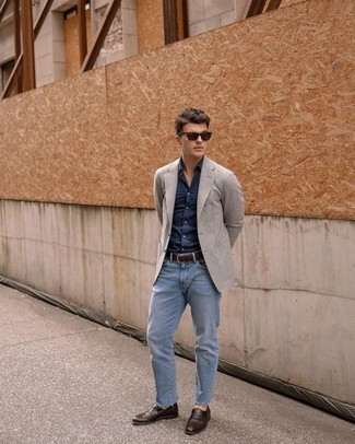 Comment porter un jean turquoise: Associe un blazer en laine gris avec un jean turquoise pour un look idéal au travail. Choisis une paire de slippers en cuir marron foncé pour afficher ton expertise vestimentaire.