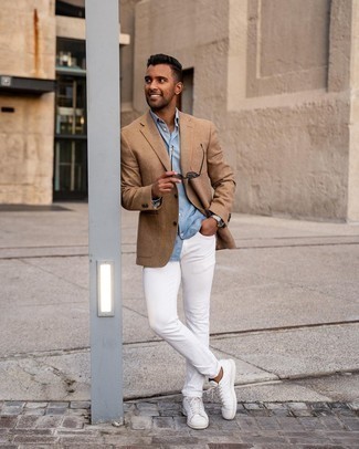Comment porter une chemise de ville en chambray bleu clair: Pense à opter pour une chemise de ville en chambray bleu clair et un jean blanc pour achever un look habillé mais pas trop. Si tu veux éviter un look trop formel, opte pour une paire de baskets basses en cuir blanches.