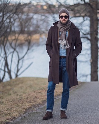 Comment porter un blazer en laine marron: Pense à harmoniser un blazer en laine marron avec un jean bleu marine pour aller au bureau. Complète ce look avec une paire de bottines chukka en daim marron foncé.