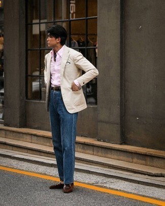 Un jean à porter avec un blazer beige à 30 ans: Pense à marier un blazer beige avec un jean pour un look idéal au travail. D'une humeur créatrice? Assortis ta tenue avec une paire de slippers en daim marron foncé.