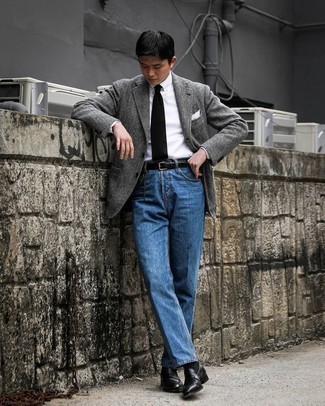 Comment porter un blazer à chevrons gris foncé: Harmonise un blazer à chevrons gris foncé avec un jean bleu pour une tenue idéale le week-end. Ajoute une paire de slippers en cuir noirs à ton look pour une amélioration instantanée de ton style.