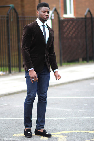 Comment porter un blazer en velours marron: Choisis un blazer en velours marron et un jean bleu marine pour un look idéal au travail. Termine ce look avec une paire de slippers en daim noirs pour afficher ton expertise vestimentaire.