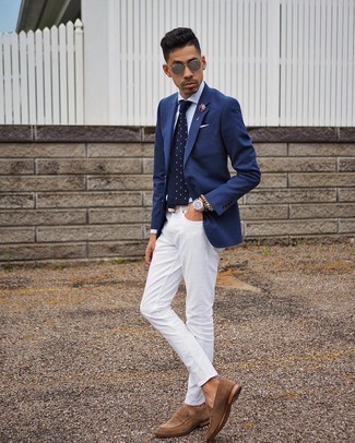 Comment porter des slippers en daim marron à 30 ans: Porte un blazer bleu marine et un jean blanc pour aller au bureau. Une paire de slippers en daim marron rendra élégant même le plus décontracté des looks.