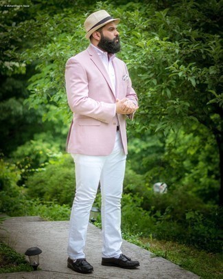 Comment porter un bob de paille beige: Porte un blazer rose et un bob de paille beige pour un look idéal le week-end. D'une humeur créatrice? Assortis ta tenue avec une paire de mocassins à pampilles en cuir noirs.