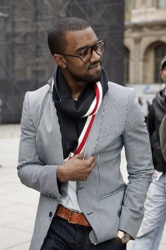 Comment porter une écharpe noire: Associe un blazer à rayures verticales blanc et noir avec une écharpe noire pour un look confortable et décontracté.