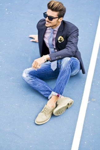 Comment porter des chaussures brogues en daim marron clair: Associe un blazer bleu marine avec un jean skinny déchiré bleu pour une tenue idéale le week-end. Transforme-toi en bête de mode et fais d'une paire de chaussures brogues en daim marron clair ton choix de souliers.