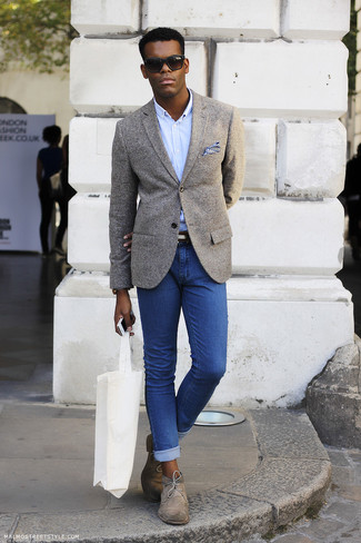 Comment porter un blazer gris: Pense à associer un blazer gris avec un jean skinny bleu pour obtenir un look relax mais stylé. Une paire de bottines chukka en daim grises est une option avisé pour complèter cette tenue.