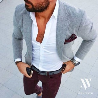 Comment porter une ceinture argentée: Associe un blazer gris avec une ceinture argentée pour un look confortable et décontracté.