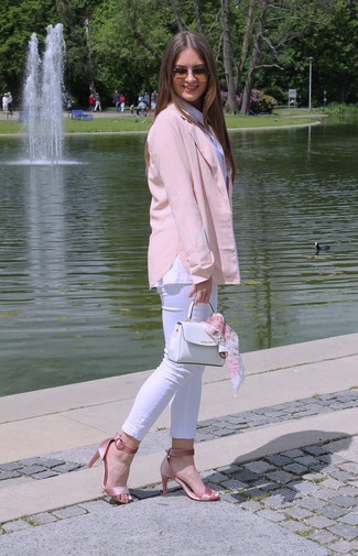 Comment porter un jean skinny blanc: Pour une tenue de tous les jours pleine de caractère et de personnalité choisis un blazer rose et un jean skinny blanc. Assortis ce look avec une paire de sandales à talons en satin roses.