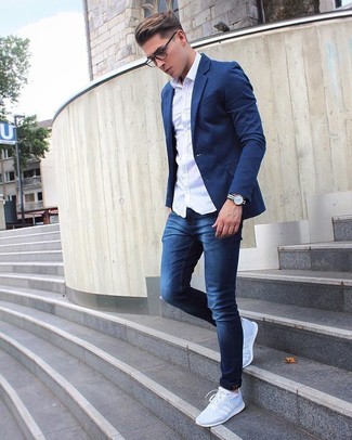 Comment porter des chaussures de sport bleu clair: Essaie de marier un blazer bleu marine avec un jean skinny bleu marine pour un look de tous les jours facile à porter. Pourquoi ne pas ajouter une paire de chaussures de sport bleu clair à l'ensemble pour une allure plus décontractée?
