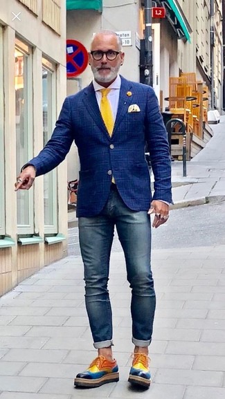 Comment porter une broche jaune: Essaie d'associer un blazer écossais bleu marine avec une broche jaune pour un look idéal le week-end. Fais d'une paire de chaussures derby en cuir multicolores ton choix de souliers pour afficher ton expertise vestimentaire.
