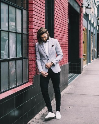 Comment porter un blazer gris foncé avec un jean noir: Associe un blazer gris foncé avec un jean noir pour obtenir un look relax mais stylé. Jouez la carte décontractée pour les chaussures et termine ce look avec une paire de baskets basses en toile blanches.