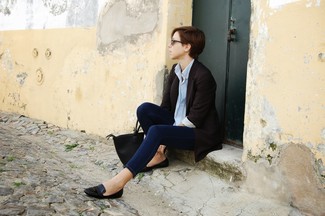 Comment porter un jean skinny bleu marine: Essaie d'harmoniser un blazer noir avec un jean skinny bleu marine pour une tenue idéale le week-end. Jouez la carte classique pour les chaussures et opte pour une paire de slippers en cuir noirs.