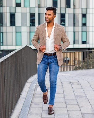 Comment porter un jean skinny bleu: Essaie d'associer un blazer en pied-de-poule marron clair avec un jean skinny bleu pour obtenir un look relax mais stylé. Rehausse cet ensemble avec une paire de mocassins à pampilles en cuir marron foncé.