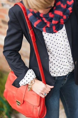 Comment porter une écharpe à rayures verticales rouge et bleu marine: Essaie d'associer un blazer noir avec une écharpe à rayures verticales rouge et bleu marine pour un look confortable et décontracté.