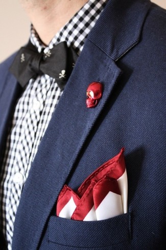 Tenue: Blazer bleu marine, Chemise de ville en vichy blanche et noire, Nœud papillon imprimé noir, Pochette de costume en soie blanc et rouge