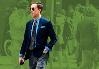 Comment porter une cravate camouflage vert foncé: Choisis un blazer bleu marine et une cravate camouflage vert foncé pour un look classique et élégant.