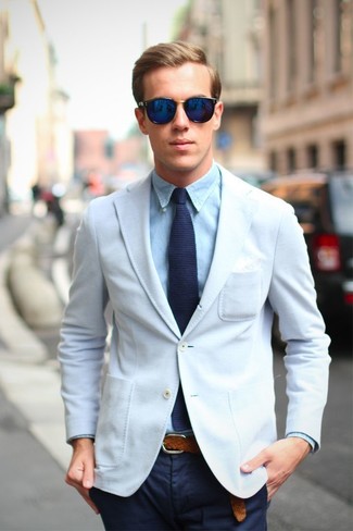 Tenue: Blazer blanc, Chemise de ville bleu clair, Pantalon chino bleu marine, Cravate en tricot bleu marine