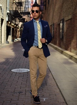 Comment porter une cravate moutarde: Essaie d'associer un blazer bleu marine avec une cravate moutarde pour un look classique et élégant. Décoince cette tenue avec une paire de slippers en cuir noirs.