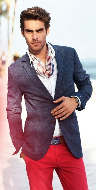 Comment porter une écharpe écossaise multicolore au printemps: Essaie d'associer un blazer bleu marine avec une écharpe écossaise multicolore pour une tenue idéale le week-end. Le look est plutôt printanier.