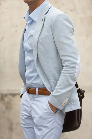 Comment porter un pantalon chino bleu clair au printemps: Harmonise un blazer en laine gris avec un pantalon chino bleu clair pour créer un look chic et décontracté. Un look idéal, il va t’inspirer pour cette saison printanière.