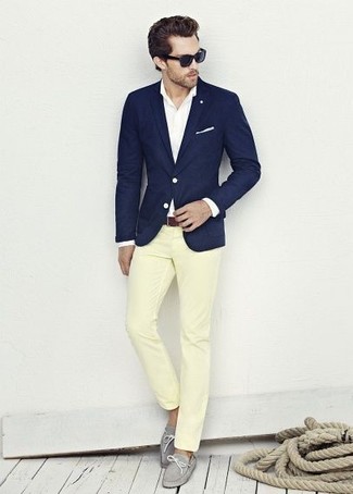 Comment porter des chaussures bateau grises: Pense à harmoniser un blazer bleu marine avec un pantalon chino jaune pour créer un look chic et décontracté. Une paire de chaussures bateau grises apporte une touche de décontraction à l'ensemble.