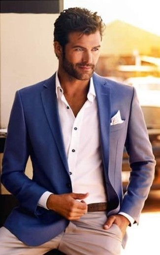 Comment porter un blazer bleu pour un style chic decontractés en été: Porte un blazer bleu et un pantalon chino beige pour achever un look habillé mais pas trop. On trouve que pour pour les journées estivales cette tenue est sublime.
