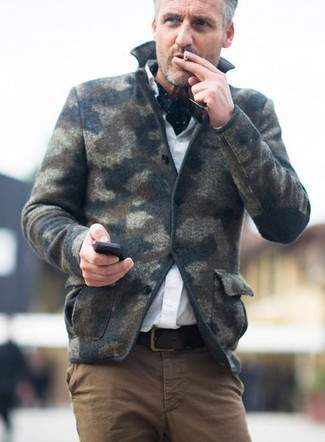 Comment porter un blazer en laine olive: Pense à porter un blazer en laine olive et un pantalon chino marron pour créer un look chic et décontracté.