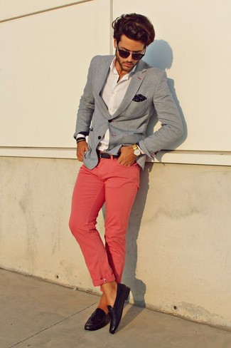 Comment porter un blazer gris: Harmonise un blazer gris avec un pantalon chino rose pour un look idéal au travail. Une paire de mocassins à pampilles en cuir pourpre foncé rendra élégant même le plus décontracté des looks.