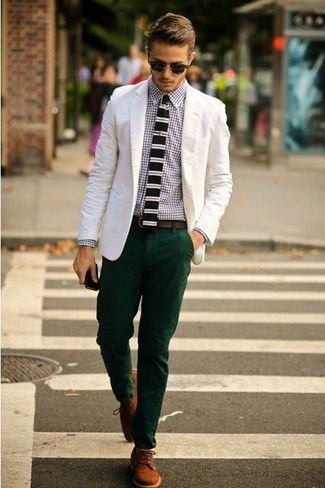 Comment porter une chemise de ville en vichy blanc et rouge: Essaie d'harmoniser une chemise de ville en vichy blanc et rouge avec un pantalon chino vert foncé pour aller au bureau. Une paire de chaussures derby en daim marron est une façon simple d'améliorer ton look.