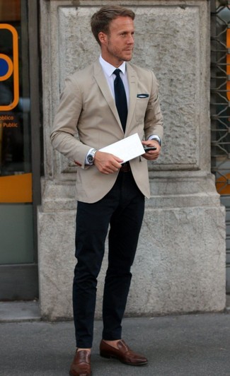 Comment porter un blazer beige: Pense à porter un blazer beige et un pantalon chino bleu marine pour un look idéal au travail. Jouez la carte classique pour les chaussures et opte pour une paire de slippers en cuir marron.