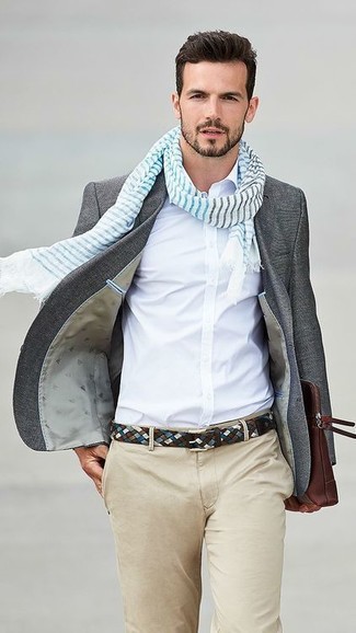 Comment porter une écharpe à rayures horizontales bleu clair: Pour une tenue aussi confortable que ton canapé, marie un blazer en laine gris foncé avec une écharpe à rayures horizontales bleu clair.