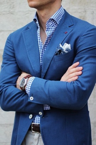 Comment porter une pochette de costume imprimée cachemire bleue: Harmonise un blazer bleu avec une pochette de costume imprimée cachemire bleue pour une tenue relax mais stylée.