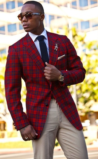 Comment porter un blazer écossais rouge: Pense à associer un blazer écossais rouge avec un pantalon chino beige pour prendre un verre après le travail.